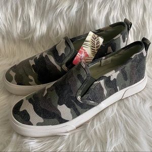 Tommy Bahama women’s slip on camo shoe size 7.5